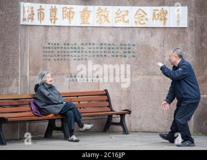 Uomo anziano facendo tai chi in Jing'an Park, Shanghai, Cina Foto Stock
