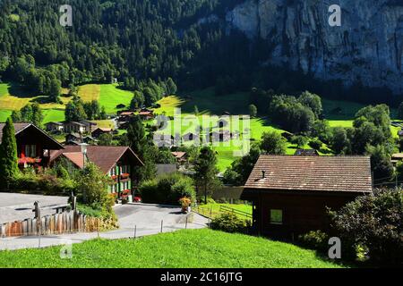 Lauterbrunnen villaggio svizzero, famosa destinazione nella regione dello Jungfrau, Oberland Bernese, Svizzera. Foto Stock