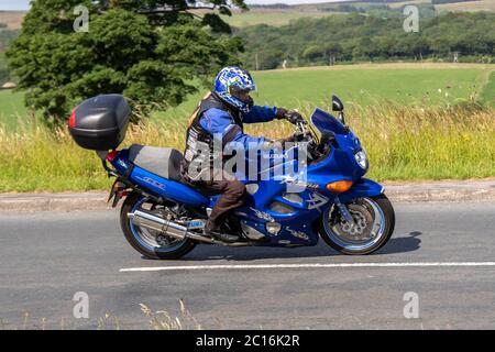 1998 90s n90 blu Suzuki Katana 600 aerodinamica Super Sprint; motociclista; trasporto a due ruote, moto, veicolo, Strade, motociclette, motociclisti, motociclisti che guidano l'auto sull'autostrada M6 Chorley, Regno Unito Foto Stock