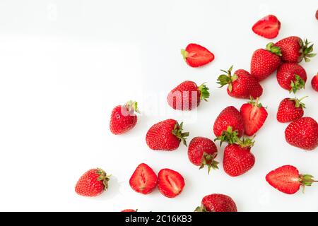 Fragola su sfondo bianco. Disposizione piatta. Vista dall'alto. Frutti di bosco dolci estivi Foto Stock