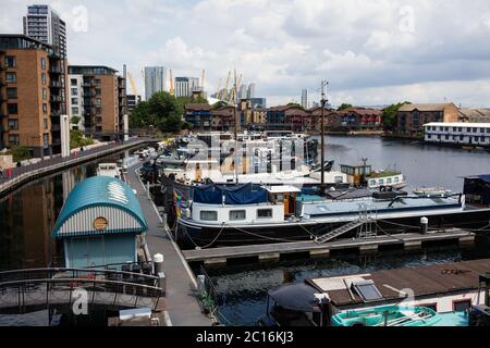 Le case galleggianti attraccano a Blackwall Basin, Londra, Regno Unito Foto Stock