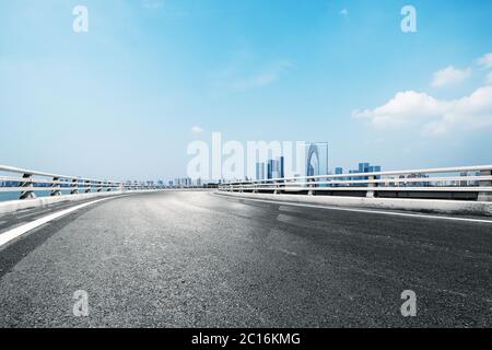 strada vuota con la città moderna Foto Stock