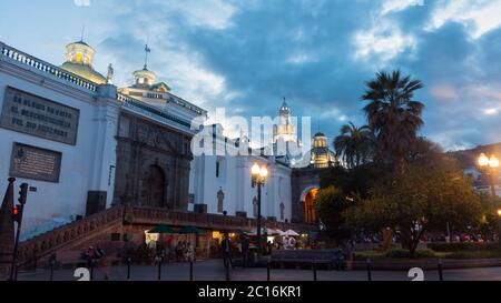 Quito, Pichincha / Ecuador - Giugno 22 2019: Persone che camminano vicino alla Cattedrale Metropolitana di Quito al tramonto. Il centro storico è stato dichiarato da U Foto Stock