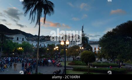 Quito, Pichincha / Ecuador - Giugno 22 2019: Persone che camminano in Piazza Indipendenza nel centro storico della città di Quito al tramonto. L'istor Foto Stock