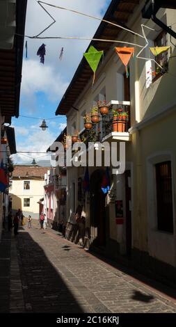 Quito, Pichincha / Ecuador - Giugno 22 2019: Persone che camminano nella tradizionale strada di Ronda nel centro storico di Quito. Il centro storico wa Foto Stock