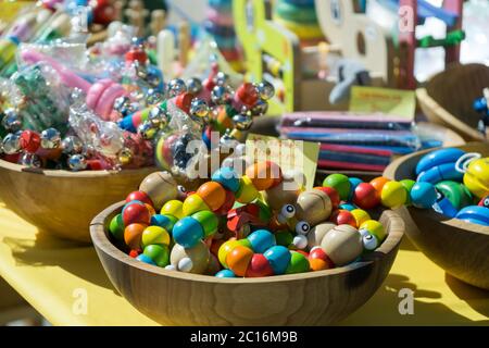 Giocattoli colorati di legno sul mercato. Brno, Repubblica Ceca Foto Stock