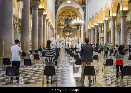 Santa messa nella chiesa cristiana durante la pandemia del coronavirus Covid-19. Foto Stock