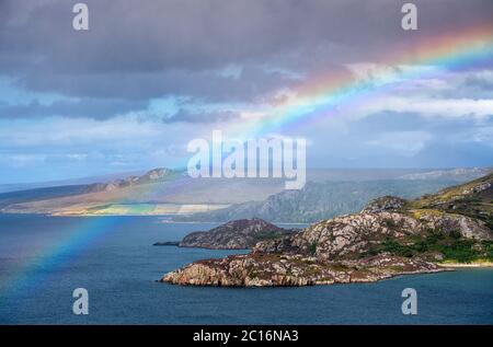 Rainbow sulla costa scozzese vicino a Laide a Wester Ross Foto Stock
