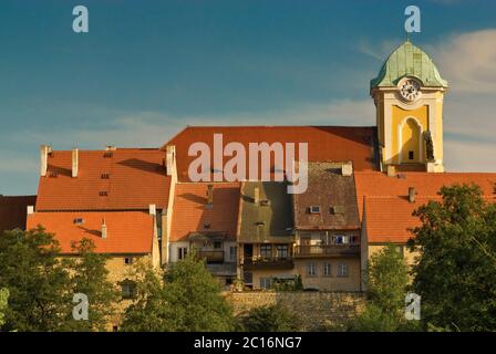 Chiesa di San Pietro e Paolo sopra le case di Ustek in Ustecky kraj (regione Ústí nad Labem), Repubblica Ceca Foto Stock