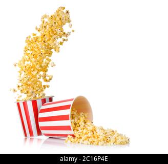 Set di popcorn volanti dal secchio di carta e popcorn sparsi isolato su bianco Foto Stock
