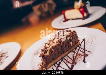 Mangiare dolce dessert cucina cibo nel caffè menu. Prodotti pasticceria primo piano. Delizioso menu nel ristorante. Gustare torta fresca strato crema alla vaniglia crema servita Foto Stock