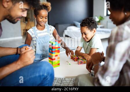 La famiglia felice giocare e divertirsi insieme a casa. Foto Stock