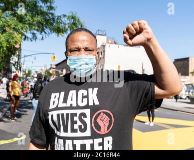 New York, Stati Uniti. 14 Giugno 2020. Jesse Hamilton partecipa alla cerimonia inaugurale dello slogan Painted enorme Black Lives Matter su Fulton Street nel quartiere Bedford-Stuyvesant di Brooklyn a New York il 14 giugno 2020. Il murale completato si estende da Marcy Avenue a New York Avenue per 375 metri. (Foto di Lev Radin/Sipa USA) Credit: Sipa USA/Alamy Live News Foto Stock