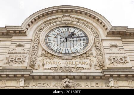 Vista dell'orologio a muro nel Museo D'Orsay. D'Orsay - un museo sulla riva sinistra della Senna, è ospitato nella ex Gare d'Orsay Foto Stock