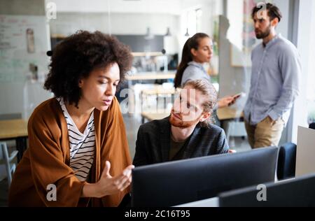 Riunione di affari e il lavoro di squadra da gente di affari Foto Stock