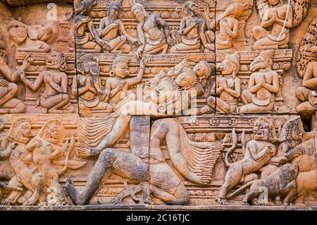 Antica scultura in bassorilievo Khmer di Ravana il demone indù con mille teste e mille braccia. Timpano della biblioteca sud a Banteay Sre Foto Stock