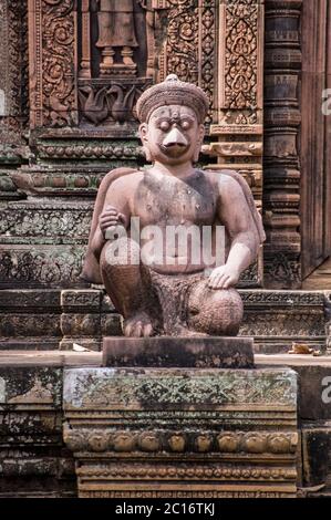 Antica statua Khmer di un uccello fronteggiava la divinità che custodisce una delle cappelle Prasat al tempio di Banteay Srei, Angkor, Cambogia. Foto Stock