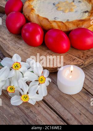 tradizionale rumeno di pasqua cozonac e pasca o dolce pane e torta di formaggio come su tavola di legno e uova di pasqua colorate e fiori Foto Stock