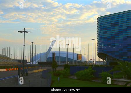 Sochi, Russia - Giugno 13, 2020. Parco Olimpico Sochi. Iceberg Skating Palace, Bolshoy Ice Dome, torcia olimpica. Russia per i Giochi Olimpici invernali 2014 Foto Stock