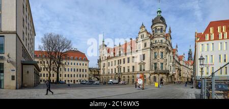 Vista panoramica panoramica lungo la Schloss Street verso il castello di Dresda e gli edifici dell'hotel Taschenbergpalais Kempinski, Dresda, Sassonia, Germania. Foto Stock