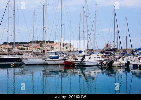 RETHYMNO, L'ISOLA di CRETA, GRECIA - 30 MAGGIO 2019: Bellissimi yacht bianchi nel porto del Rethymno, l'isola di Creta, Grecia Foto Stock