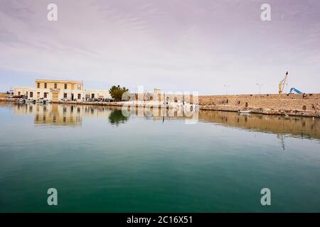 RETHYMNO, L'ISOLA di CRETA, GRECIA - 30 MAGGIO 2019: La vista al porto della città vecchia di Rethymno. Foto Stock