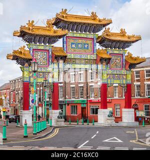 Arco che segna l'inizio di China Town a Liverpool, Inghilterra visto il 26 aprile 2014. Foto Stock