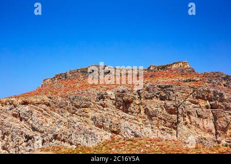 GRAMVOUSA - BALOS, L'ISOLA di CRETA, GRECIA - 4 GIUGNO 2019: Vista sul castello pirata sulla cima della montagna sull'isola di Gramvousa. Foto Stock