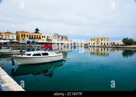 RETHYMNO , GRECIA - 30 MAGGIO 2019: Vista al porto marittimo di Rethymno, l'isola di Creta, Grecia. La città è famosa per la sua architettura veneziana e per la sua bellezza Foto Stock