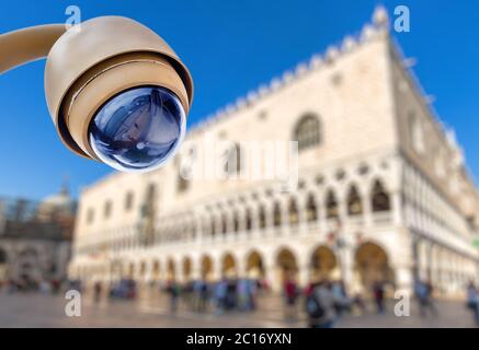 Telecamera di sicurezza CCTV con sito turistico su sfondo sfocato Foto Stock