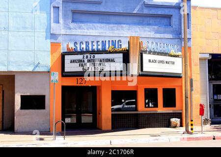 "Black Lives Matter" scritto sulla lavagna a cartelli della sala cinema nel centro di Tucson, Arizona Foto Stock