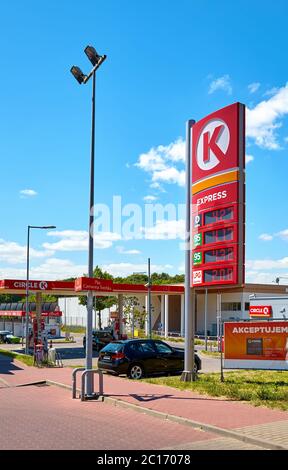 Szczecin, Polonia - 14 giugno 2020: Stazione di servizio Circle K Express nella città di Szczecin in una giornata di sole. Foto Stock