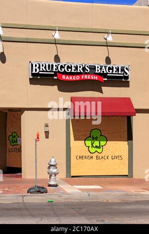 Si sono imbarcati su finestre e porte ai bagel di Bruegger dopo che la violenza è scoppiata alla protesta Black Lives Matter nella cittadina di Tucson, Arizona Foto Stock