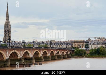 Vista sul fiume Garonna fino alla porta di Borgogna e al campanile della basilica, con il ponte Pierre in primo piano Bordeaux, Francia Foto Stock