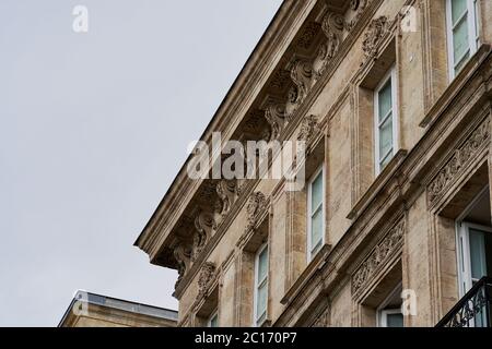 Rooflines e finestre in e intorno a Place de la Bourse a Bordeaux, Francia Foto Stock