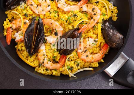 Deliziosa paella in padella. Foto Stock