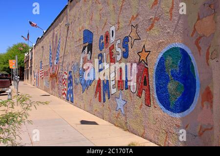 Murali patriottismo americano dipinti sul muro di un negozio militare in eccedenza a Tucson, Arizona Foto Stock