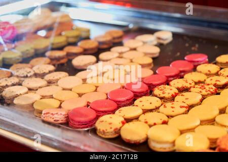 Vassoio di macarons francesi colorati in una vetrina della pasticceria Baillardran, Bordeaux, Francia Foto Stock