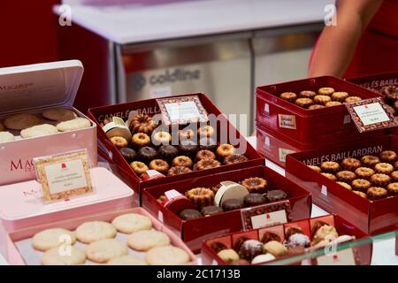 Interni e prodotti in esposizione nel negozio di dessert e caffè Canele Baillardan nel centro della città di Bordeaux, Francia Foto Stock