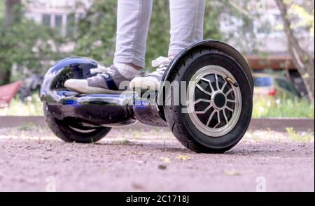 I piedi della ragazza sulla tavola del hover. Foto Stock