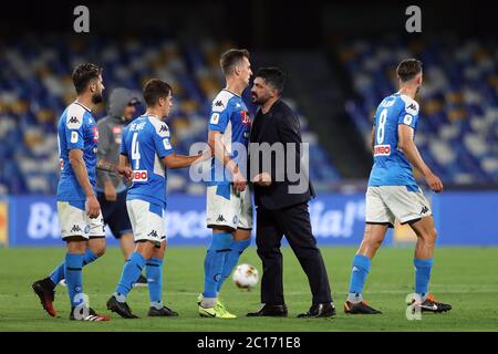 NAPOLI - 13 GIUGNO: Elseid Hysaj di Napoli, Diego Demme di Napoli, Arkadiusz Milik di Napoli, allenatore Ivan Gennaro Gattuso di Napoli, Fabian di Napoli dopo la seconda semifinale della Coppa Italia tra SCC Napoli e Internazionale il 14 giugno 2020 a Napoli, Italia Foto Stock