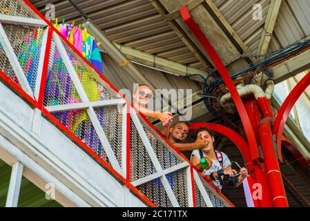 Vista del caratteristico mercato de Papeete, un grande mercato pubblico coperto che vende souvenir locali, artigianato e cibo nel centro di Papeete, Tahiti, Foto Stock