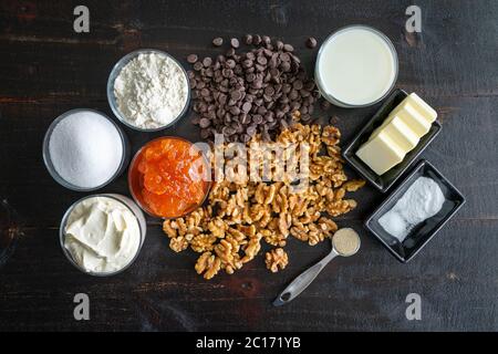 Zelet ungherese Zserbo (torta di Gerbaud) ingredienti: Ingredienti utilizzati per preparare una tradizionale pasticceria ungherese da dessert Foto Stock