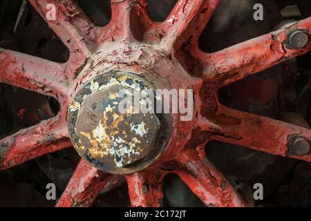 ruota di un trattore rosso Foto Stock