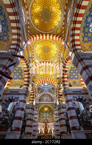 Interno della basilica di Notre-Dame de la Garde (Chiesa superiore) con un colorato stile bizantino revival. Marsiglia, Bocche del Rodano, Provenza, Francia Foto Stock