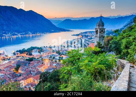 Kotor, Montenegro. Vista aerea della Baia di Kotor e la Città Vecchia al tramonto. Foto Stock