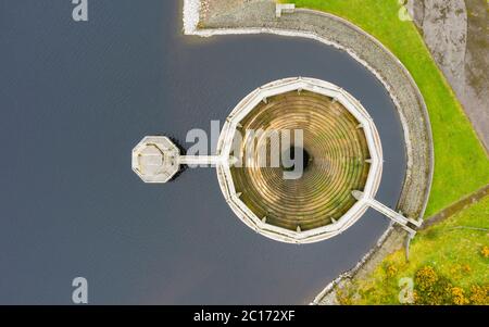 Vista aerea della fuoriuscita della bocca del campiglio presso il Whiteadder Reservoir nella zona est di Lothian. Scozia, Regno Unito. Foto Stock