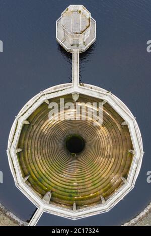 Vista aerea della fuoriuscita della bocca del campiglio presso il Whiteadder Reservoir nella zona est di Lothian. Scozia, Regno Unito. Foto Stock