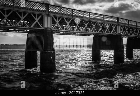 Immagine monocromatica (in bianco e nero) delle acque grezze sul Firth of Tay del Tay Rail Bridge, Dundee, Scozia, Regno Unito. Il Firth of Tay Around the Tay Rail Bridge, Dundee, Scozia, Regno Unito. Foto Stock