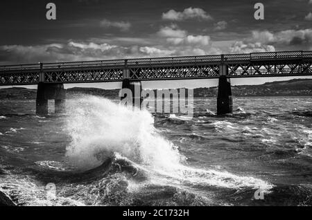 Immagine monocromatica (in bianco e nero) delle acque grezze sul Firth of Tay del Tay Rail Bridge, Dundee, Scozia, Regno Unito. Il Firth of Tay Around the Tay Rail Bridge, Dundee, Scozia, Regno Unito. Foto Stock